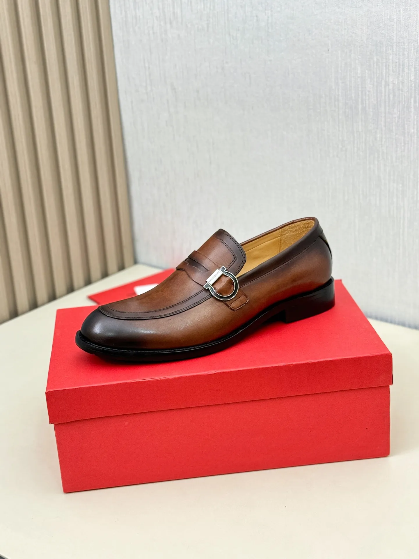 [Ferragamo] P: 560💰 Number of yards: 38~44 (45 orders are non-returnable) Ferragam's new men's formal leather shoes, the fabric is made of imported cowhide, with visible texture, heavy-duty stitching, dyed calfskin inside, standard logo cowhide feet, big-name experience, soft and comfortable on the feet, a men's favorite, special non-slip and wear-resistant rubber soles, easy to handle various occasions, with original box packaging!